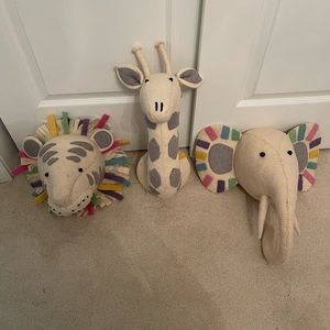 BNWT Fiona Walker Pastel Hanging Animal Heads. Lion, Giraffe and Elephant